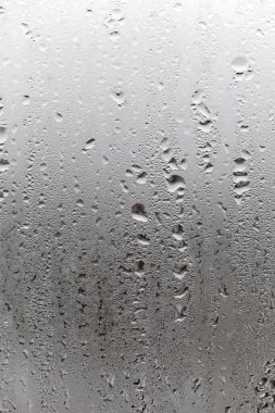 Cam zemininde su buharlaşması var. Dışarısı, kötü hava, yağmur, nem ve sisli boşluk. Dikey doğal arkaplan