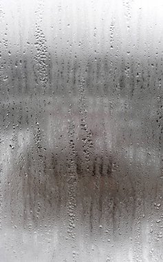 Cam zemininde su buharlaşması var. Dışarısı, kötü hava, yağmur, nem ve sisli boşluk. Dikey doğal arkaplan