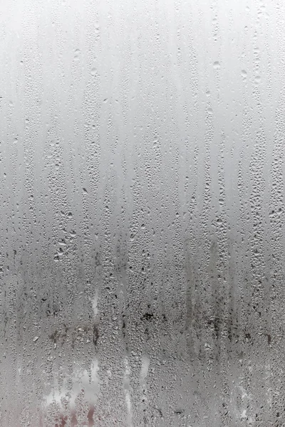 垂直自然背景 水滴が流れるガラス上の結露 湿度と霧のブランク 外は悪天候雨 — ストック写真