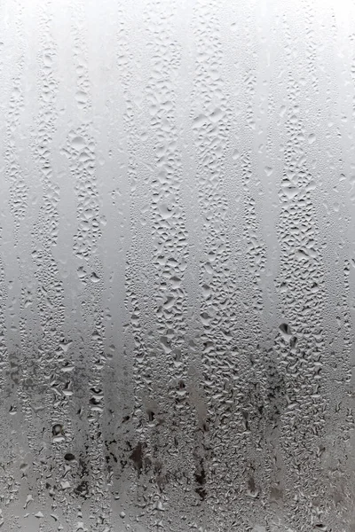 垂直自然背景 水滴が流れるガラス上の結露 湿度と霧のブランク 外は悪天候雨 — ストック写真