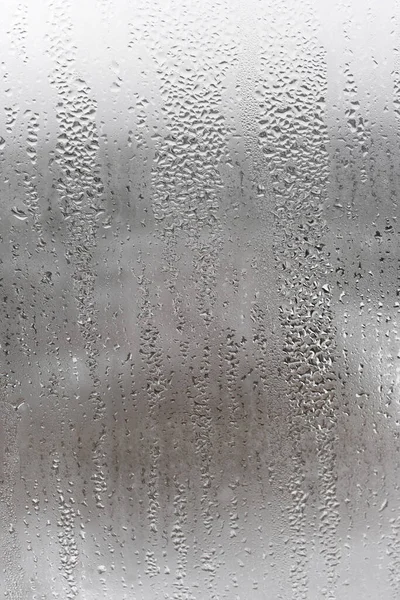 滴が流れるガラス上の結露 垂直自然背景 湿度と霧のブランク 外は悪天候雨 — ストック写真