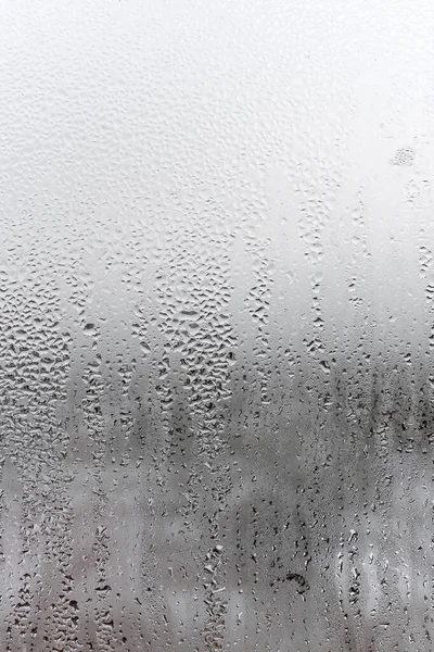 Kondenswasser Auf Glas Mit Herabfließenden Tropfen Vertikaler Natürlicher Hintergrund Feuchtigkeit — Stockfoto