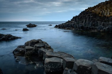 Kuzey İrlanda 'daki Giant Geçidi' nde altıgen bazalt sütunlar
