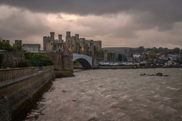 Rüzgarlı Bir Günde Conwy Kalesi Alacakaranlıkta — Stok fotoğraf