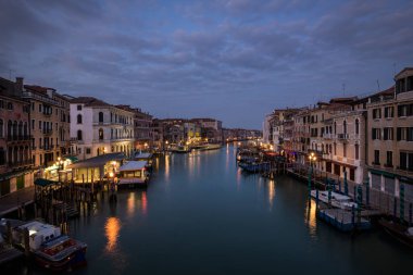 Ponte di Rialto, Venedik, İtalya 'dan gün doğumu manzarası