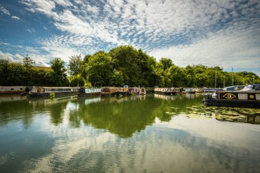 Keskinlik Marina, Gloucestershire Güneşli bir günde