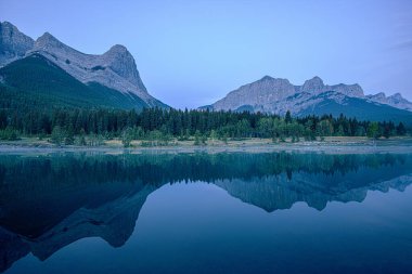Quarry Gölü, Canmore, Kanada, Kanada Kayalıkları, güneş doğmadan hemen önce.