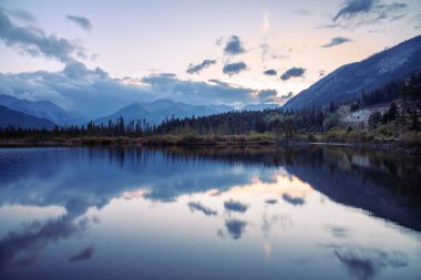 Vermillion Lakes, Canadian Rockies, Kanada 'da günbatımında yansımalar