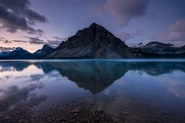 Hegyek Újratelepítése Bow Lake Napkeltekor Banff Nemzeti Park Kanadai Sziklás — Stock Fotó