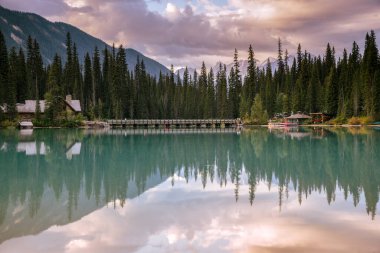 Sunrise 'daki zümrüt göl, Suya yansıyan pansiyonlar, Yoho Ulusal Parkı, British Columbia, Kanada
