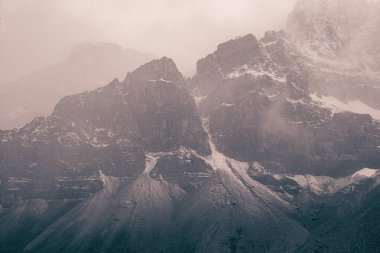 Kanada Kayalıkları 'ndaki Karlı Dağ Tepeleri' ne yakın.