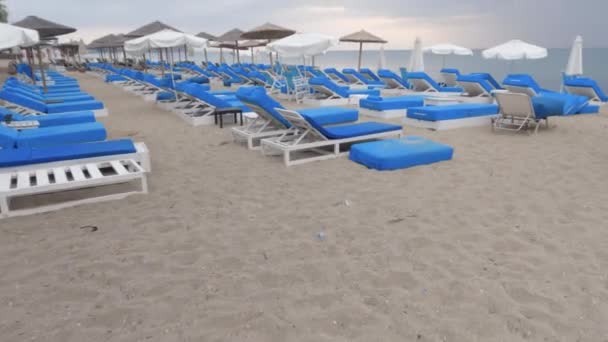 Пустой Пляжный Бар Гуляющий Облачный Вечер Pov Sunbathing Beds Umbrellas — стоковое видео