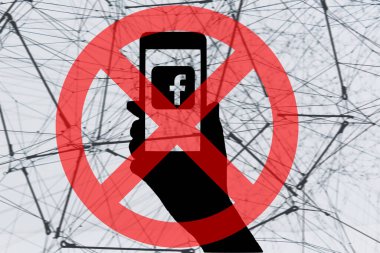 Facebook 'ta karartma kavramı. Soyut bir web sayfası taslağından önce el ele tutuşan cep telefonuyla sosyal medyaya erişimin olmaması..