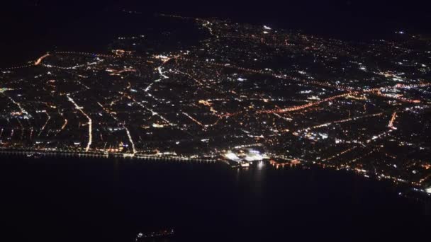 Podróż Latające Nad Miastem Nabrzeża Nocy Patrząc Prawo Ramy Niezakłócony — Wideo stockowe