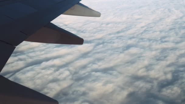 Reizen Vliegen Boven Bed Van Gezwollen Wolken Kijken Naar Rechts — Stockvideo