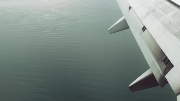 Kommersiell Flygning Landar Över Vatten Tittar Till Vänster Ramen Passagerarfönstrets — Stockvideo