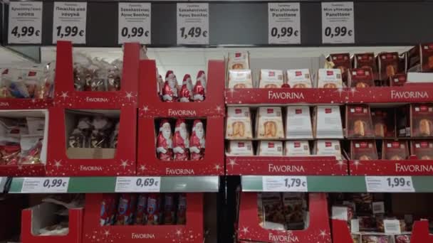 棚の上のクリスマススーパーマーケットのお菓子 ケーキ ドイツのストーレンフルーツパン ルブッヘン マシュマロなどのフェスティバルデザートがリドルのスーパーマーケットで展示されています — ストック動画