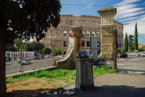 Roma Italia Bidone Della Spazzatura Pieno Rifiuti Prima Del Colosseo — Foto Stock