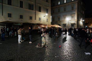 Roma, İtalya, Trastevere 'de çöp dolu çöp torbası. Roma başkent meydanındaki saydam çöp konteynırının önünde gece kalabalık olacak..
