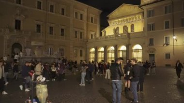 Roma, İtalya, Trastevere 'de çöp dolu çöp torbası. Gece Meryem Ana 'nın Bazilikası' nı aydınlatmadan önce Roma başkent meydanındaki saydam çöp konteynırının önünde kalabalık vardı.