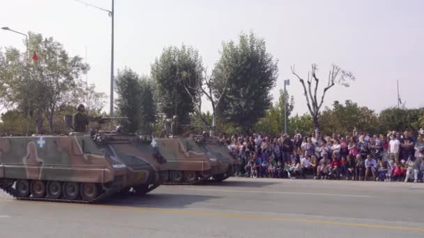 テッサロニキ ギリシャのOxi日ギリシャ軍の戦車パレード 国民の日のお祝いの間にギリシャ軍の行進は 群衆がフラグを保持応援 — ストック動画