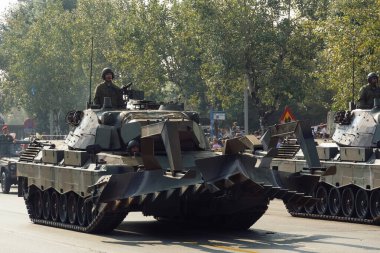 Selanik, Yunanistan Oxi Günü Yunan Ordusu tankları geçit töreni. Ulusal gün kutlamalarında kalabalığın bayrak salladığı Yunan askeri yürüyüşü.