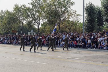 Selanik, Yunanistan Oxi Günü Yunan Ordusu personeli bayrak taşıyor. Ulusal bayram kutlamalarında kalabalıkla birlikte Yunan askeri yürüyüşü.