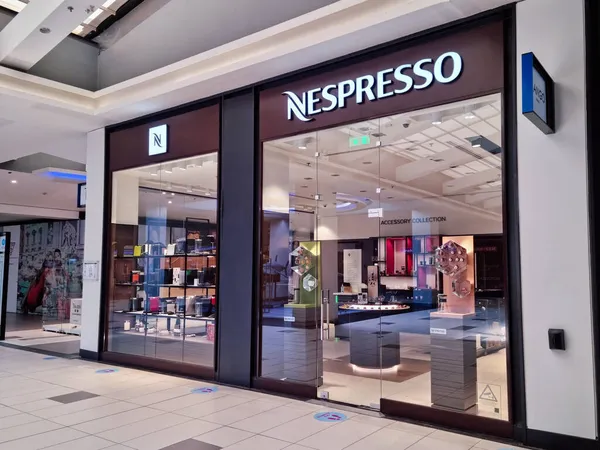 Магазин Розничной Торговли Nespresso Украшен Логотипом Кофейные Стручки Капсулы Бутик — стоковое фото