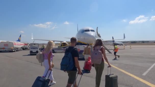 Gudja Malta Aeroporto Asfalto Passeggeri Fuori Aeromobile Ryanair Viaggiatori Con — Video Stock