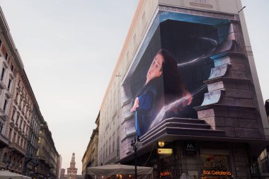 Milan, İtalya The Wheel Of Time serisi ilan panosu. Aktris Rosamund Pike 'ın oynadığı Amazon Prime video serisi reklamını gösteren bir köşedeki dijital panonun gündüz görüntüsü.