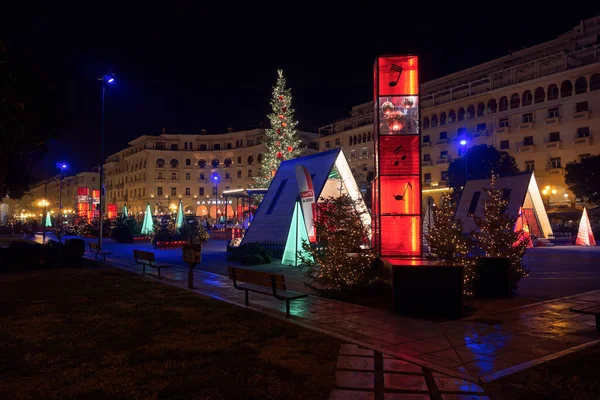 Thessaloniki Greece Decorou Iluminou Árvore Natal Praça Aristotelous Vista Noturna — Fotografia de Stock