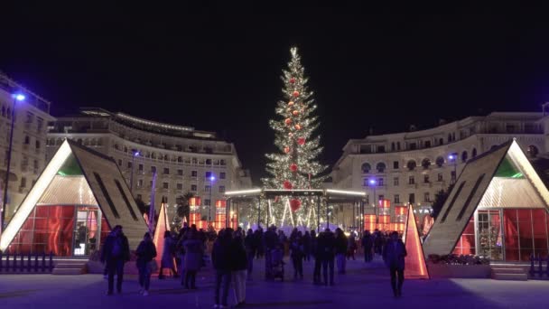 希腊塞萨洛尼基装饰和照亮了亚里士多德广场的圣诞树 主城广场南部的节庆部分的夜景 挤满了人 — 图库视频影像