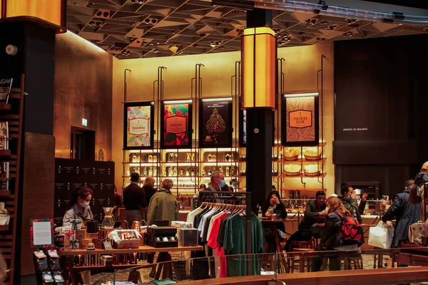 Milan Italy Starbucks Reserve Roastery Clients Внутренний Вид Знаменитого Кафе — стоковое фото