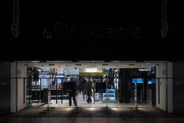 Милан Италия Фасад Универмага Rinascentre Логотипом Ночной Вид Вход Элитный — стоковое фото