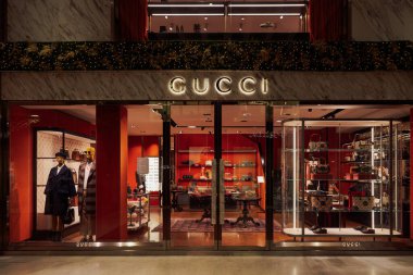 Bolonya, İtalya Gucci mağazası. Logosu ve sezonluk dekorasyonu var. İtalyan moda markası Galleria Cavour 'da erkek ve kadın vitrinleri için kıyafet ve aksesuar üretiyor..