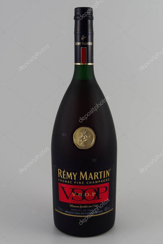 Bebida alcohólica Remy Martin con logo. Coñac francés bebida VSOP