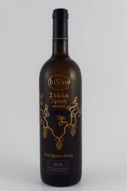 Logolu Sauvignon beyaz şarabı. Beyaz arka planda 750 ml 'lik şişede Yunan alkollü içecek Stala Chrysi.