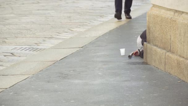 Unidentified Beggar Hidden Facial Details Streets Milan Italy Female Headscarf — Vídeo de Stock