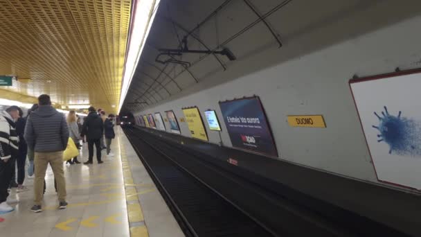 Mailand Italien Menschen Mit Covid Masken Der Metrostation Menschenmenge Mit — Stockvideo