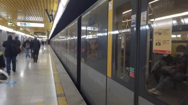 Mailand Italien Menschen Mit Covid Masken Der Metrostation Menschenmenge Mit — Stockvideo