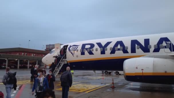 Bolonha Itália Passageiros Usando Máscaras Covid Desembarcar Avião Ryanair Pessoas — Vídeo de Stock