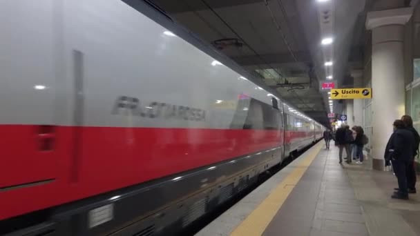 Bologna Italy Trenitalia Frecciarossa Coach Arriving Passengers Waiting Board Red — Stockvideo