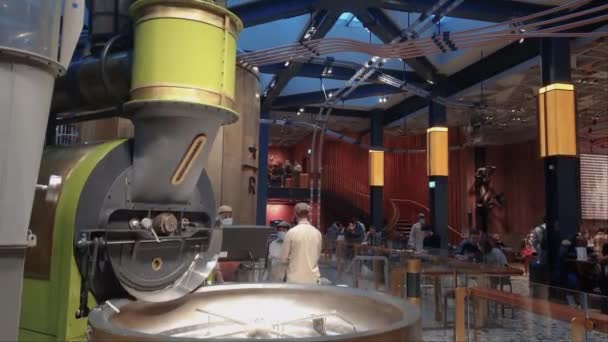Mailand Italien Starbucks Reserve Roastery Interieur Mit Großer Mühle Innerhalb — Stockvideo