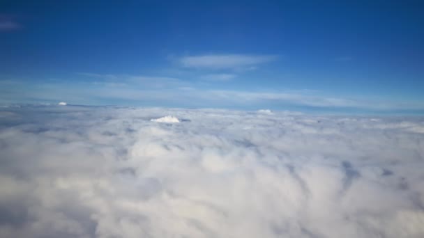 Reizen Boven Gezwollen Wolken Kijken Naar Rechts Van Het Frame — Stockvideo