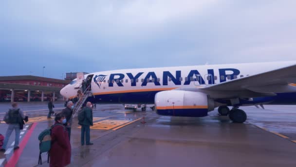 Bolonha Itália Passageiros Usando Máscaras Covid Desembarcar Avião Ryanair Pessoas — Vídeo de Stock