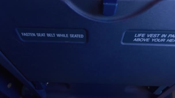 Bologna Italië Ryanair Vliegtuigstoelen Lay Out Met Veiligheidsinformatiekaarten Weergegeven Passagier — Stockvideo