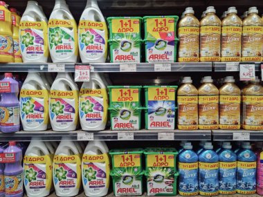 Ariel ve Lenor ürünleri süpermarkette satılıyor. İçini plastik çamaşır deterjanı şişeleri ve vitrindeki sıvıları yıkayan kumaş yumuşatıcısıyla doldur..