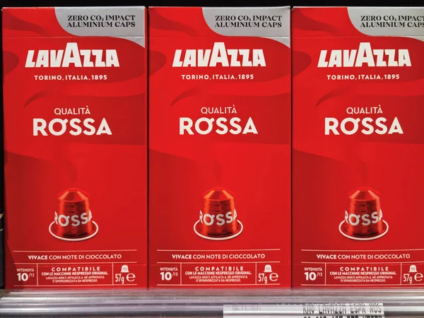 ラバッツァロッサコーヒーエスプレッソボックス販売中 ネスプレッソマシンにドリンピング飲料を作るために使用されるアルミカプセル付きのブランドパッケージ — ストック写真