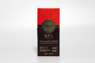 Venchi İtalyan logolu koyu çikolata paketi. Venezuela% 85 ünlü marka kakao bar içerik detaylarıyla ambalaj, beyaz arka plan karşı.