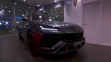 Sergide Bologna, İtalya Lamborghini Urus SUV ve Huracan EVO sergileniyor. Ünlü İtalyan marka süper spor arabalar BLQ Bologna Guglielmo Marconi Havaalanı 'ndaki bir galeride sergilendi..
